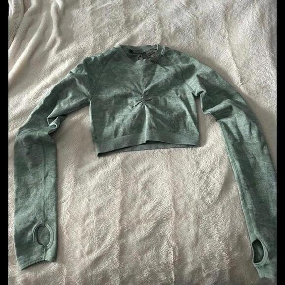 Gymshark Women's Long Sleeve Cropped Workout Top - Size M - Picture 2 of 4